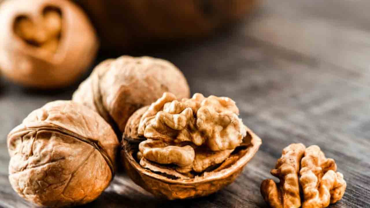 Almonds vs Walnuts:  బాదం vs వాల్‌నట్స్ ఏవి బెటర్..?