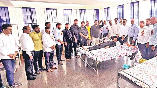 Sri Chaitanya Staff Donate Blood: శ్రీచైతన్య ఉద్యోగుల రక్తదానం 
