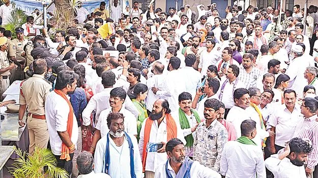 Telangana Elections: నేతలంతా అక్కడే!