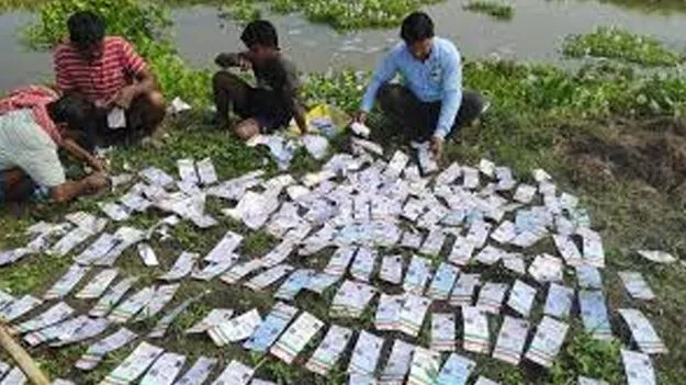 Thousands of Aadhaar Cards: చెరువులో వేలాది ఆధార్‌కార్డులు..