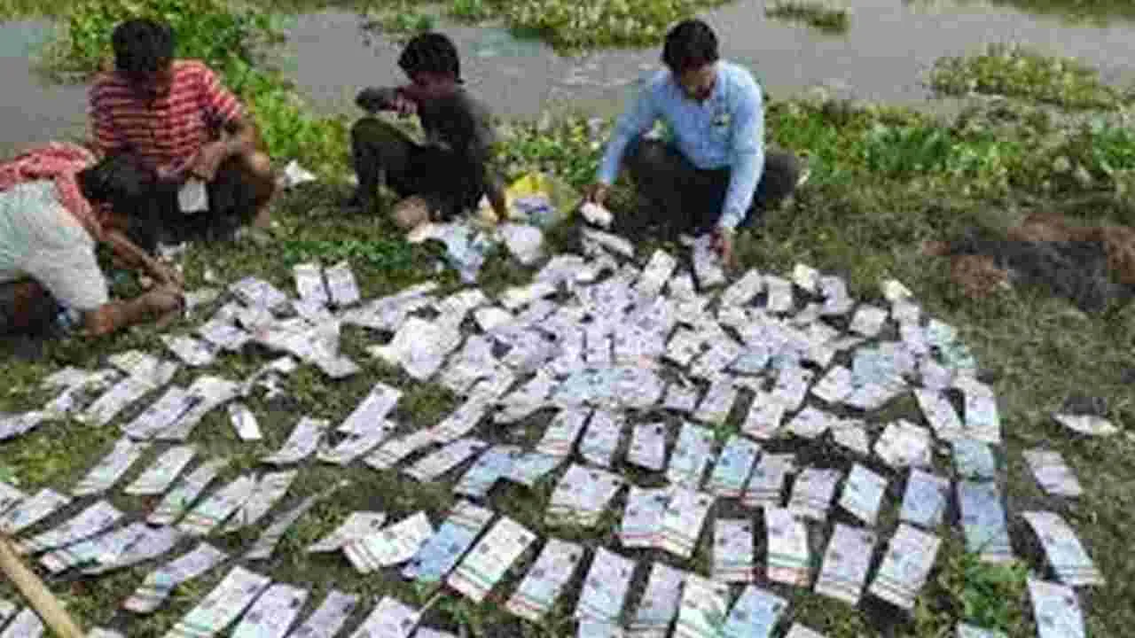 Thousands of Aadhaar Cards: చెరువులో వేలాది ఆధార్‌కార్డులు..