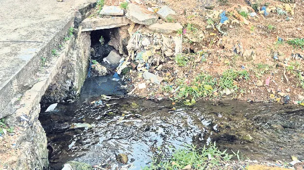 మైనర్‌ కాలువలోకి మురుగునీరు మళ్లింపు