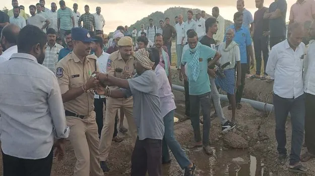 Farmers Attempt Suicide: కడియం సమక్షంలో రైతుల ఆత్మహత్యాయత్నం