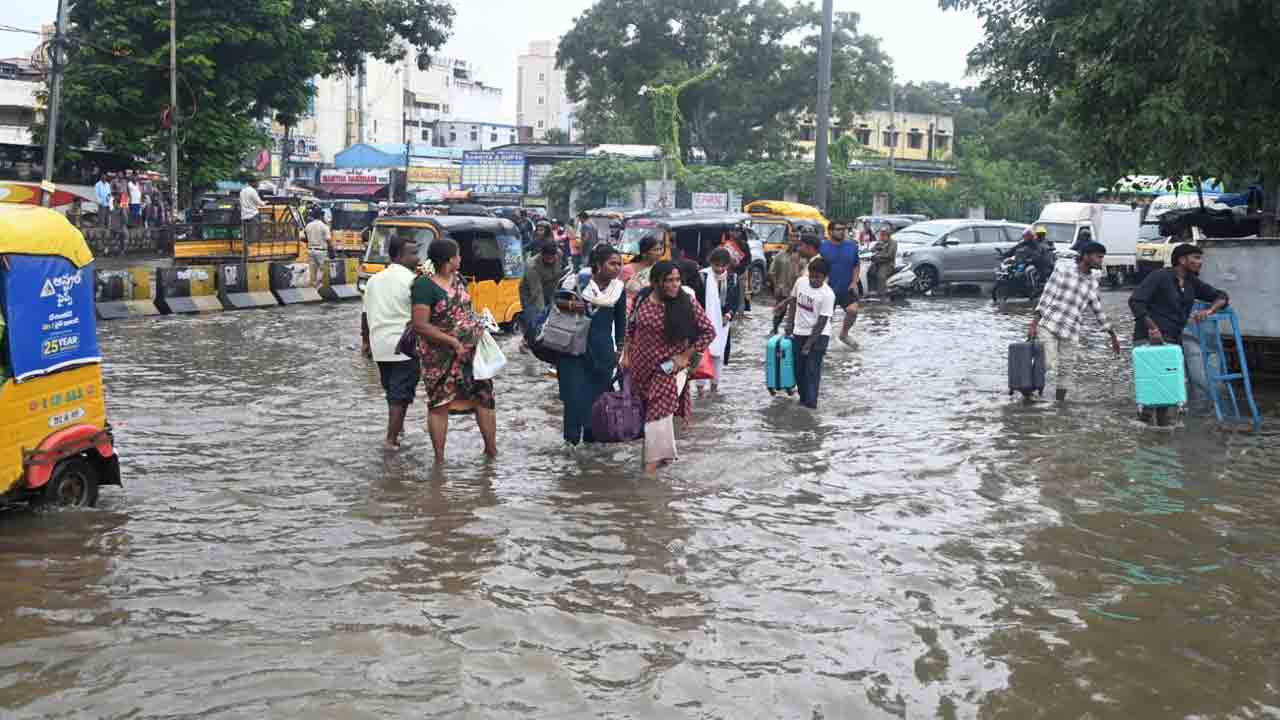 Flood Hits MGBS: హైదరాబాద్‌లో భారీ వర్షాలు.. జలదిగ్బంధంలో ఎమ్‌జీబీఎస్‌.. 