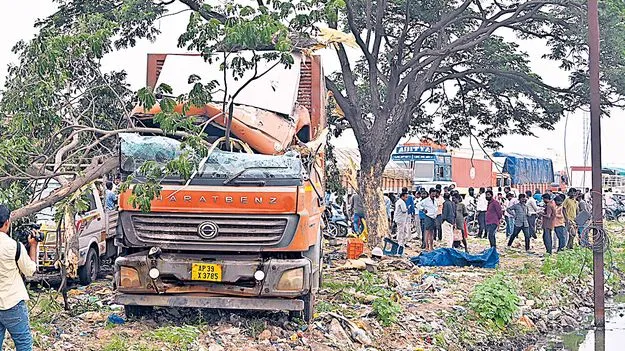 Road Accident: అదుపుతప్పి బైకులను ఢీకొన్న లారీ