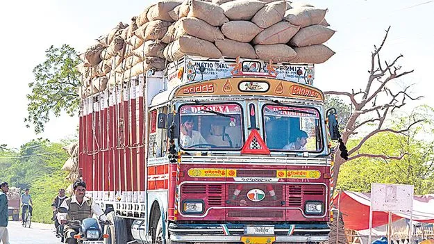 Licenses and Permits to Be Canceled: ఓవర్‌లోడ్‌తో వెళ్తే డ్రైవింగ్‌ లైసెన్సు రద్దు 