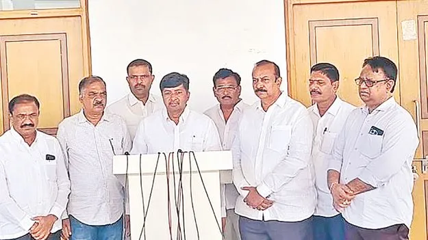 Builders Demand Immediate Payment: తక్షణమే బకాయిలు చెల్లించండి