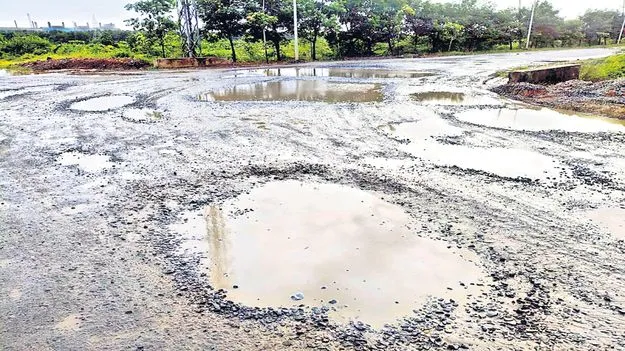 సెజ్‌ రోడ్లు ఛిద్రం