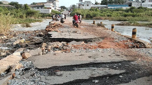 మూడోసారీ కొట్టుకుపోయిన వంతెన