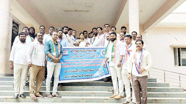 బీసీ రిజర్వేషన్ల కోసం పోరాడాలి