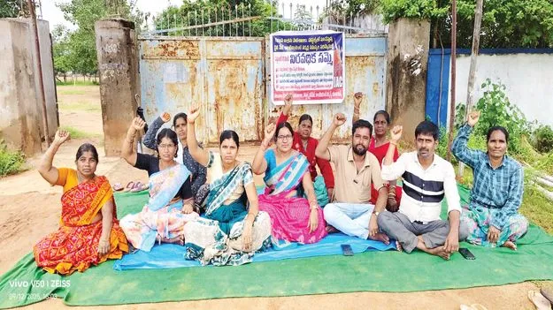 పండుగ పూట పస్తులు తప్పవా?