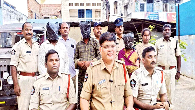 హత్య కేసులో ముగ్గురి అరెస్టు