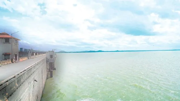 రికార్డు స్థాయిలో వరద