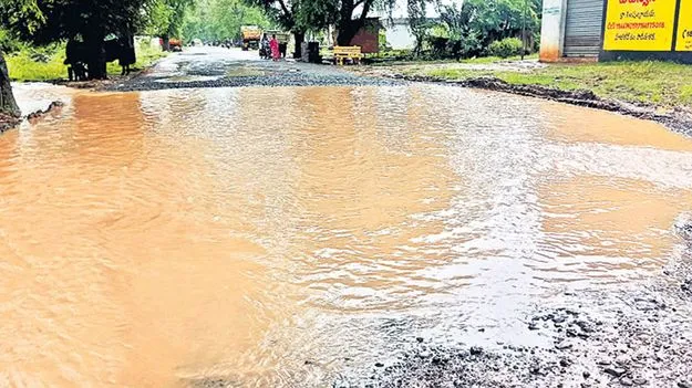 ఈదురు గాలులతో భారీ వర్షం