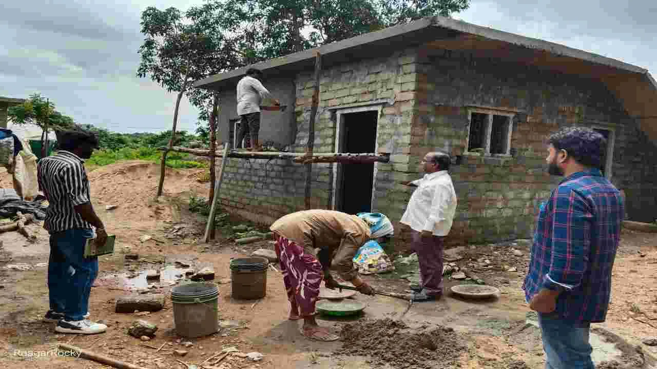 ఇందిరమ్మ ఇండ్లకు ఉపాధిహామీ అనుసంధానం