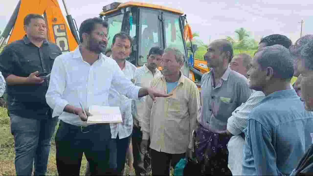 గ్రీన్‌ ఫీల్డ్‌ హైవే పనులను అడ్డుకున్న రైతులు