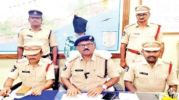 బెలూన్లు అమ్ముకోవడానికి వచ్చి..