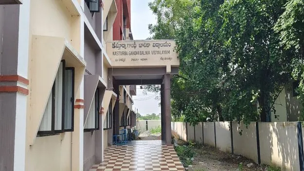 కస్తూర్భాలో విద్యార్థులకు అందని భోజనం