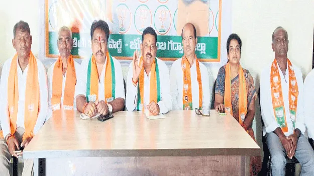 రోడ్ల అభివృద్ధి పేరుతో రాజకీయ డ్రామా 