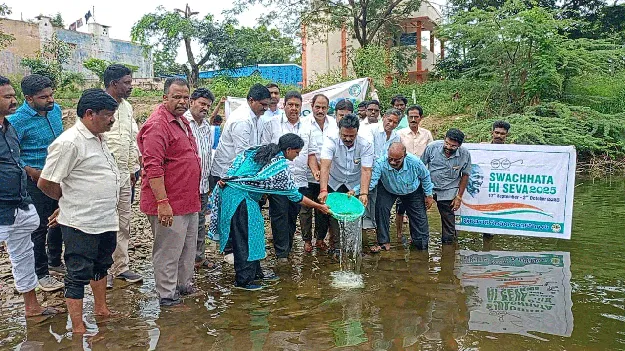 పరిసరాలను శుభ్రంగా ఉంచుకోవాలి