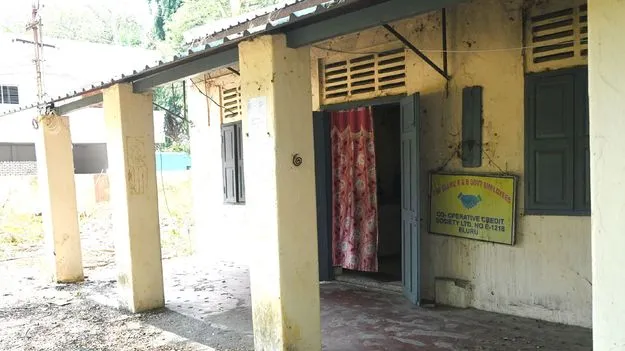 ఇంటి దొంగలెవరు ?