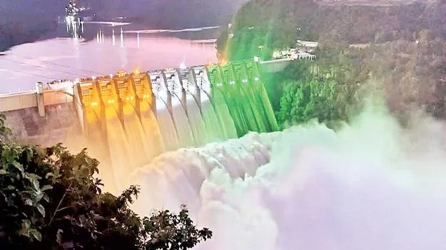 8 గేట్లతో శ్రీశైలం రిజర్వాయర్‌ నీటి విడుదల