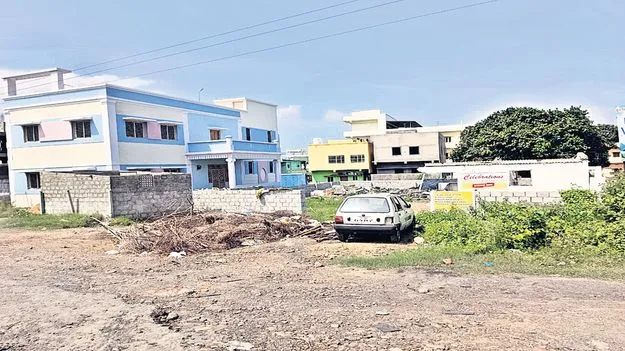 ఆక్రమణల చెరలో ప్రభుత్వ భూములు