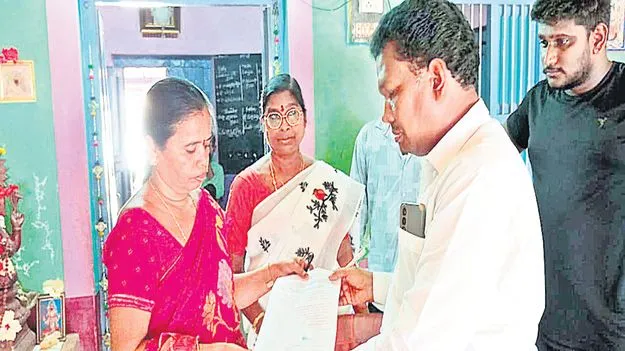 విద్యార్థులను చితకబాదిన ప్రిన్సిపాల్‌