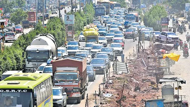 Hyderabad Traffic: అడుగుకో వాహనం.. ఆగమాగం!
