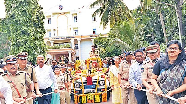 DGP Jitender Urge: కఠినమైన ఖాకీలుగానే కాదు..మానవీయ కోణంలోనూ ఆలోచించాలి!