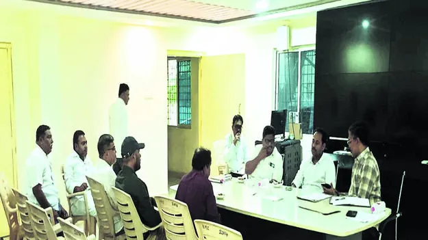 MLA: హాస్టల్‌ వద్ద ప్రైవేటు వాహనాలు వద్దు