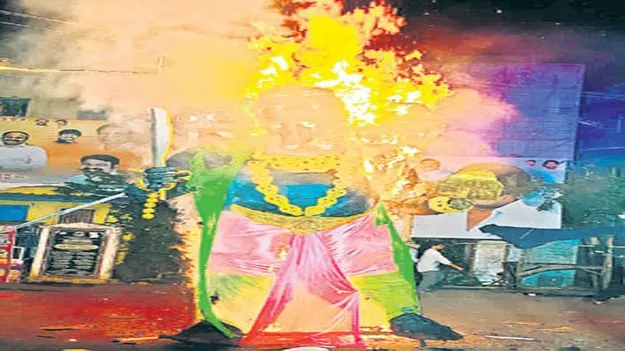 సంప్రదాయంగా నరకాసురుడి వధ