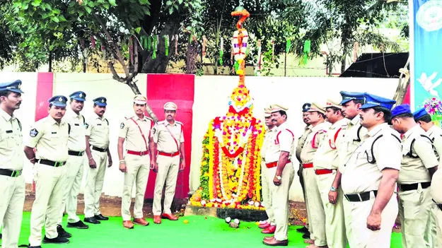 POLICE: పోలీసు అమర వీరులకు నివాళి