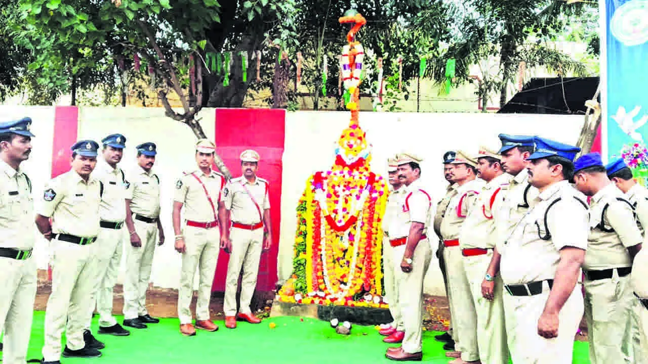 POLICE: పోలీసు అమర వీరులకు నివాళి