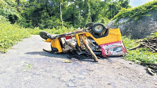  ఘాట్‌ రోడ్డులో ఆటో బోల్తా