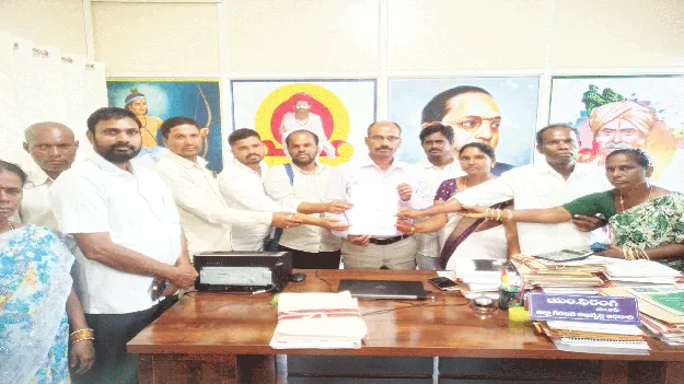 గెజిట్‌ ప్రకారం డైలీ వర్కర్ల వేతనాలు ఇవ్వాలి