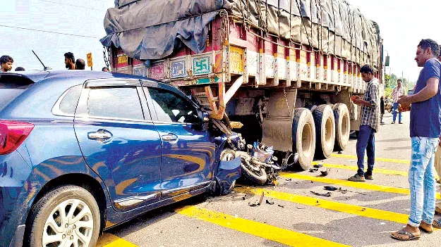 ద్విచక్ర వాహనాన్ని ఢీకొన్న కారు