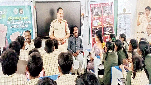 చట్టాలపై అవగాహన కలిగి ఉండాలి : సీఐ