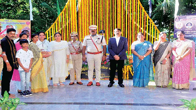 The services of police martyrs are memorable. పోలీస్‌ అమరవీరుల సేవలు   చిరస్మరణీయం