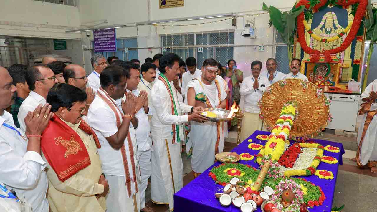 Tirumala Brahmotsavam 2025: అత్యంత ఘనంగా బంగారు గొడుగు ఉత్సవం