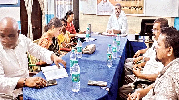 చనిపోయిన ఓటర్ల తొలగింపునకు సహకరించాలి: ఆర్డీవో