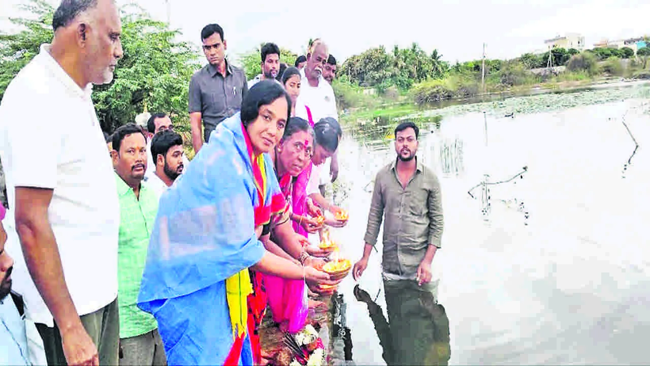 Ganga puja  ఆలమూరు చెరువుకు ఎమ్మెల్యే గంగపూజ