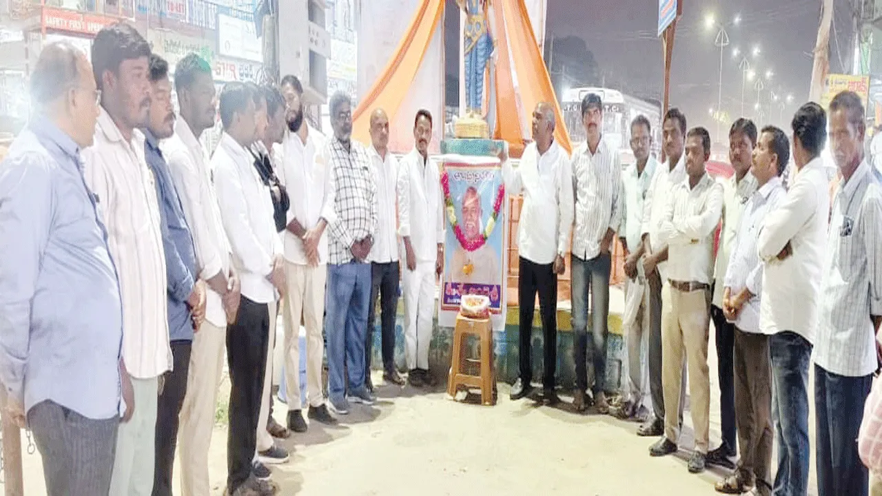 కవి అందెశ్రీకి ప్రజా సంఘాల నివాళి