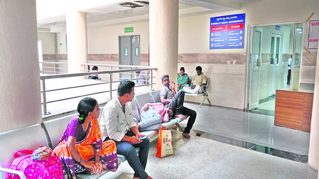 ONLINE VIGIT: ఖాళీ కుర్చీలే డాక్టర్లు !