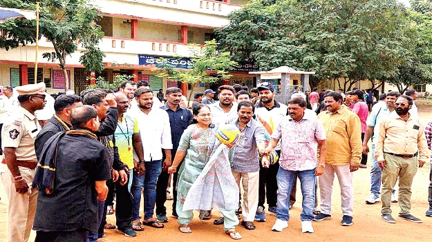 క్రీడలపై మక్కువ పెంచుకోవాలి: ఎమ్మెల్యే