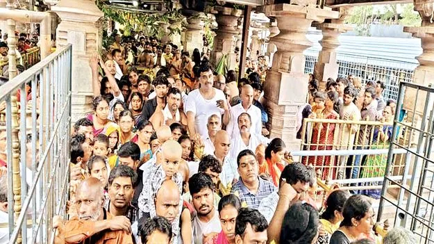    శ్రీశైలానికి పోటెత్తిన భక్తులు