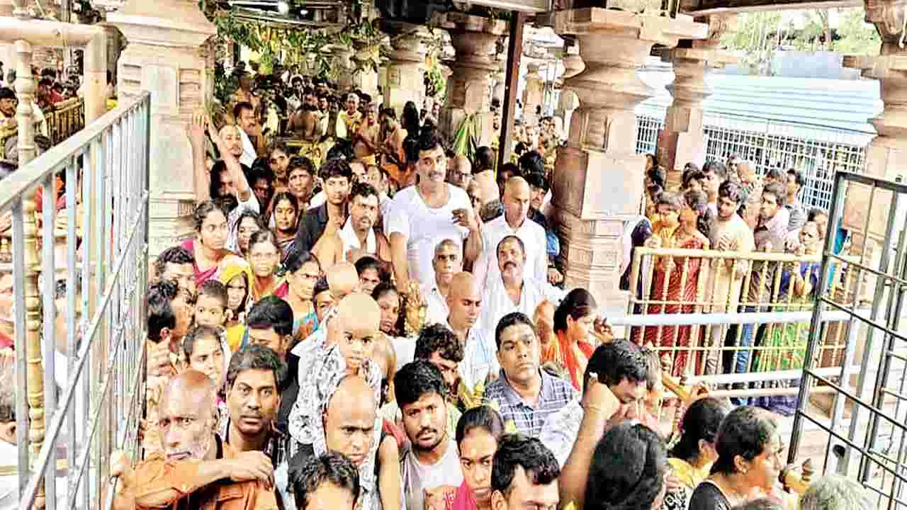    శ్రీశైలానికి పోటెత్తిన భక్తులు