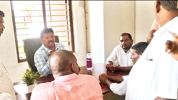 పశువైద్య సేవల్లో అలసత్వంపై ఏడీ నిలదీత  