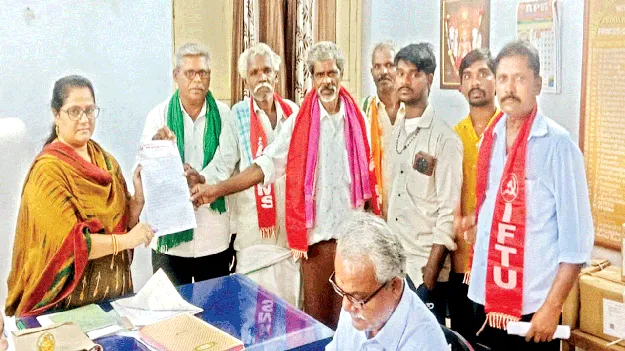 పంట నష్ట పరిహారం అందించాలి