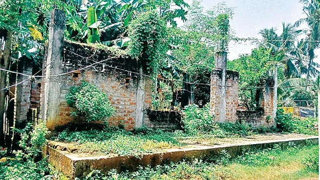 శిథిల భవనం తొలగించరు.. నిర్మాణంలో ఉన్న భవనం పూర్తిచేయరు